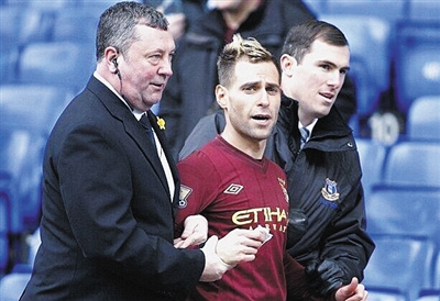 每体：莱万愿意接受降薪+替补，2026年初将和巴萨再谈（每体：莱万愿降薪并接受替补角色，2026年初将与巴萨再度磋商）