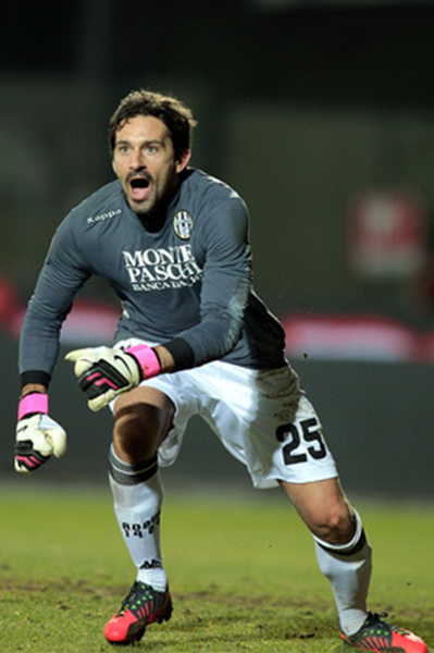 大混战！德比赛后，桑德兰与纽卡球迷在一酒吧群殴，桌椅乱飞（德比余波失控：桑德兰与纽卡球迷酒吧爆发群殴，桌椅满天飞）