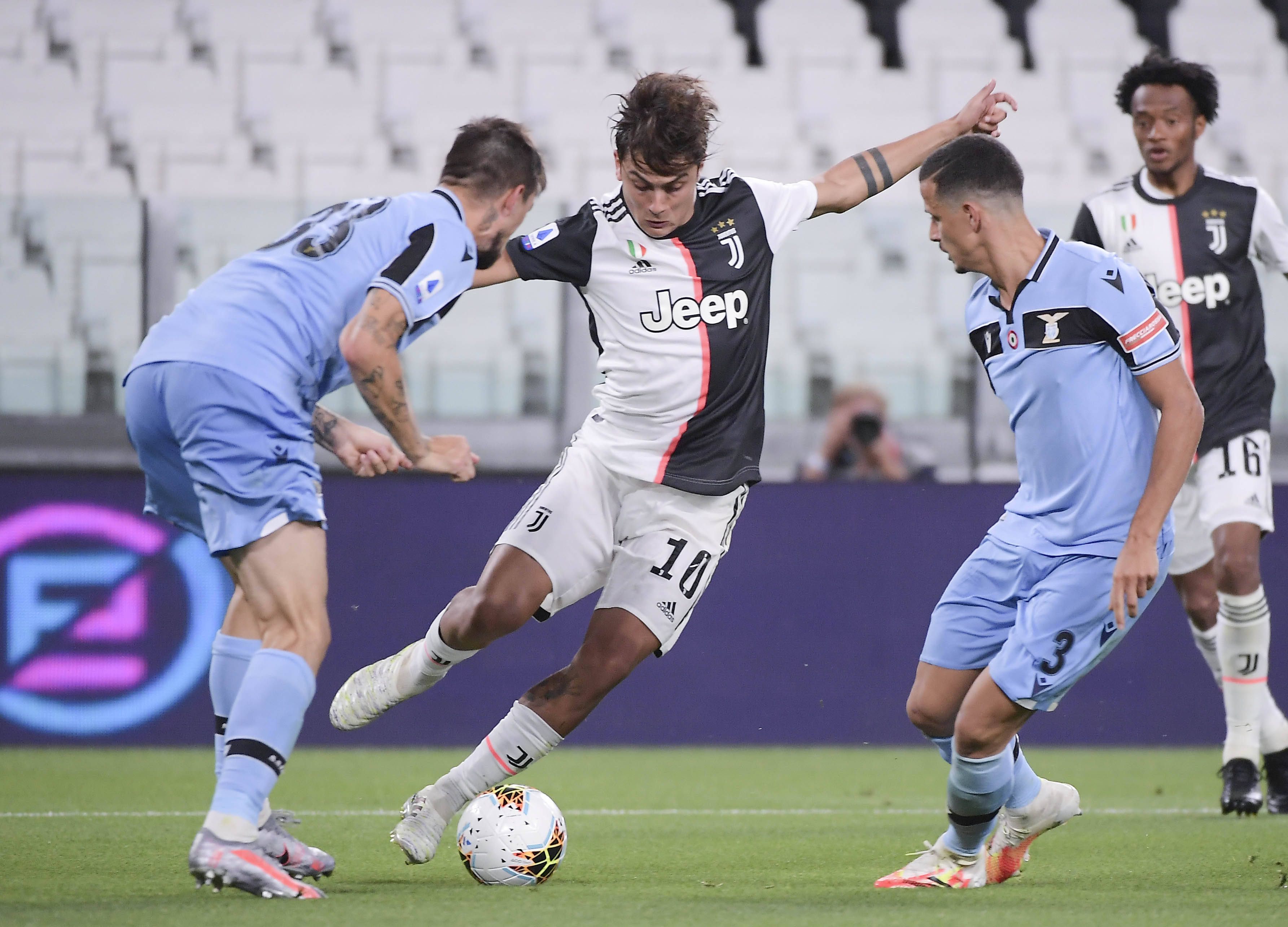 水晶宫与斯特拉斯堡赛前，维埃拉现身法国酒吧和球迷一起观战（水晶宫对阵斯特拉斯堡前，维埃拉现身法国酒吧陪球迷观赛）