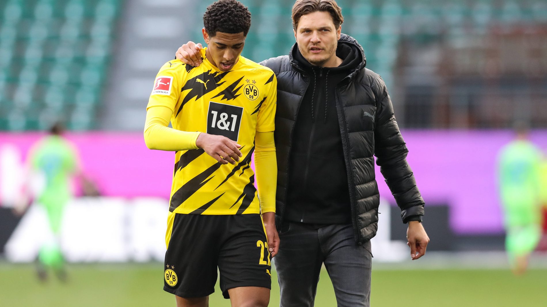 有些尴尬，巴林门将在成功扑救后不慎用脚打入乌龙且弄伤自己（尴尬一幕：巴林门将扑救成功却误踢乌龙，还因此受伤）