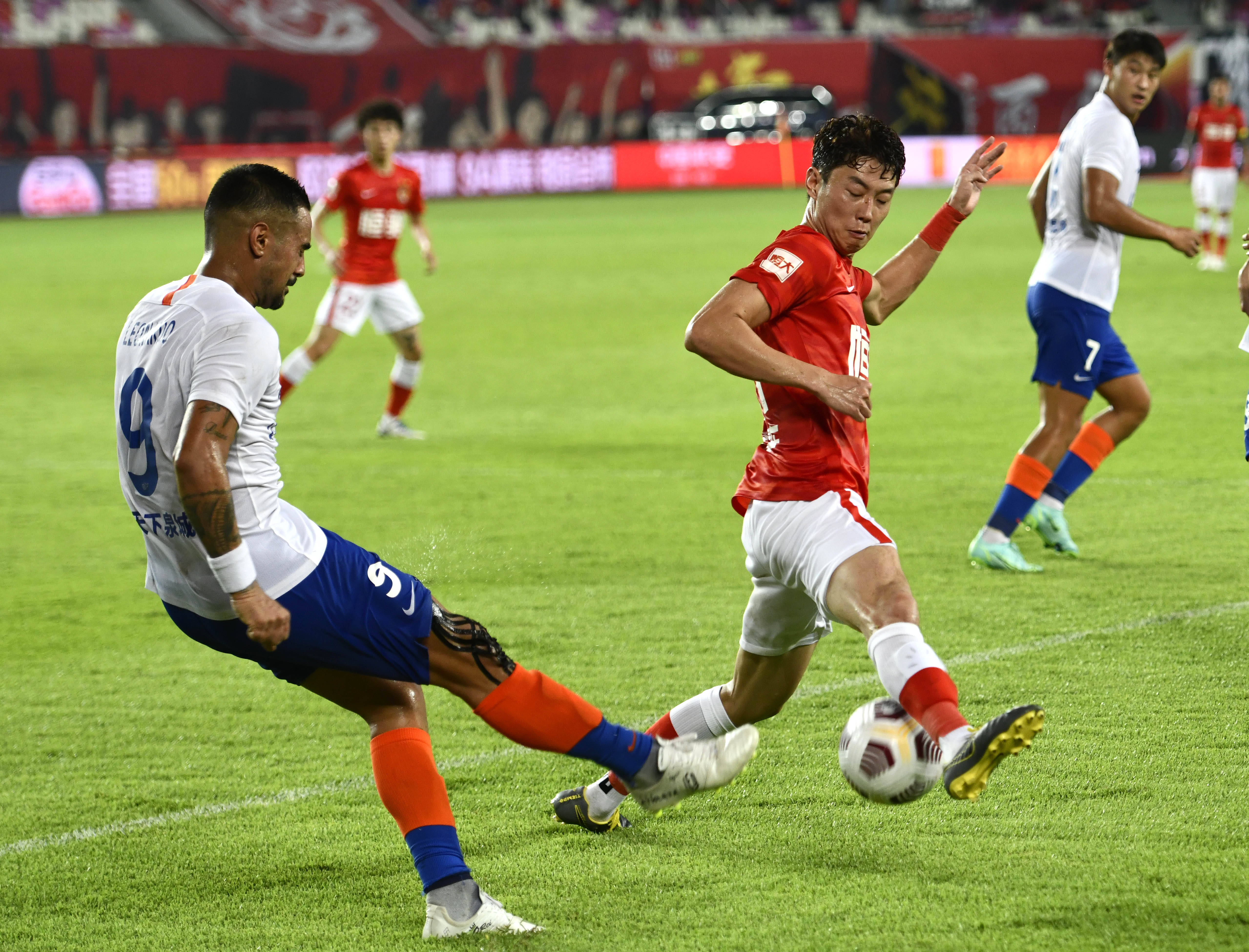 阿莫林更衣室怒骂曼联球员，直言愤怒又失望！基恩炮轰红魔如小学生（阿莫林更衣室痛斥曼联将士：又怒又失望，基恩批红魔稚嫩如小学生）